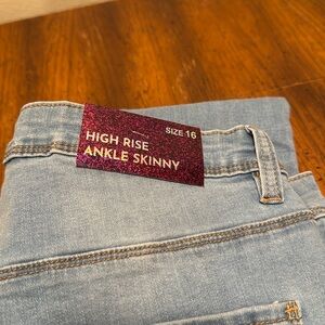 NWT- Women’s high rise ankle skinny stretch size 16